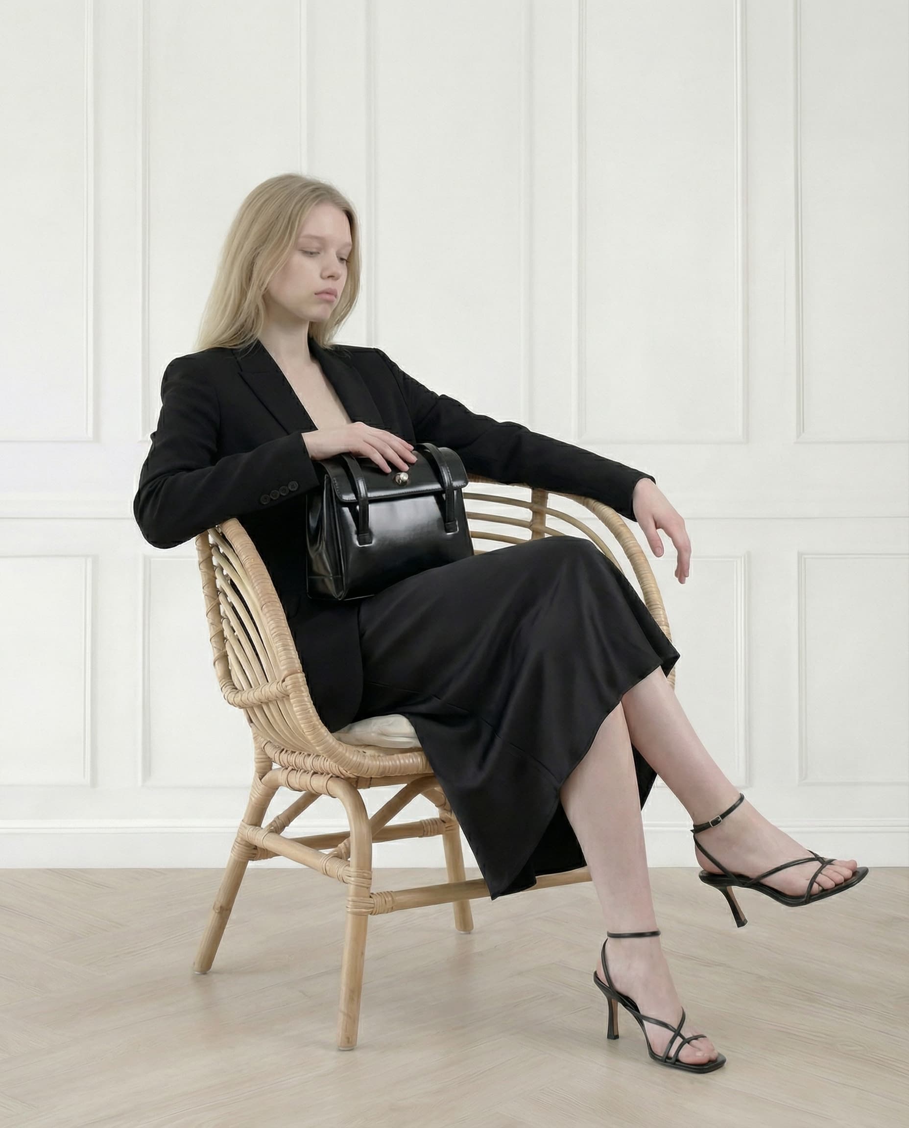 앉아있는 가방 모델컷